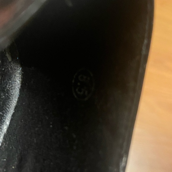 Ladies black shoes with silver studs size 8.5. Only wore once - Picture 4 of 4